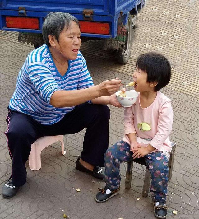                    孩子被诊断感染病毒，原因出在奶奶身上，这几种人不适合带孩子