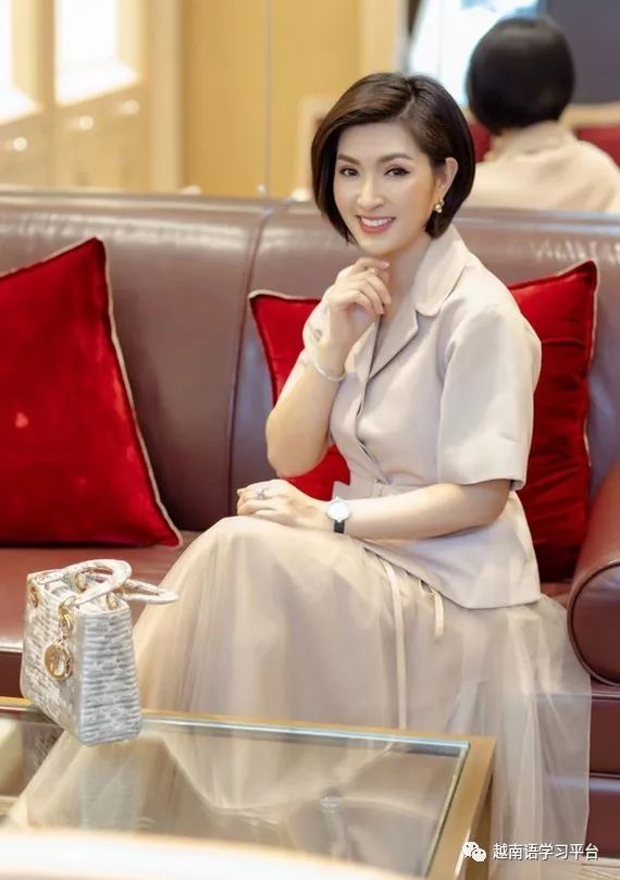 越南女歌手阮红绒,从破落到身价过十亿代言人