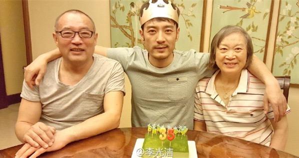 原创李光洁背地其实不光彩？看他父亲T恤价格，就知道他为啥进娱乐圈