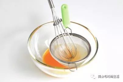 好吃到流油的莲蓉咸蛋黄月饼,沙沙的口感,咸香