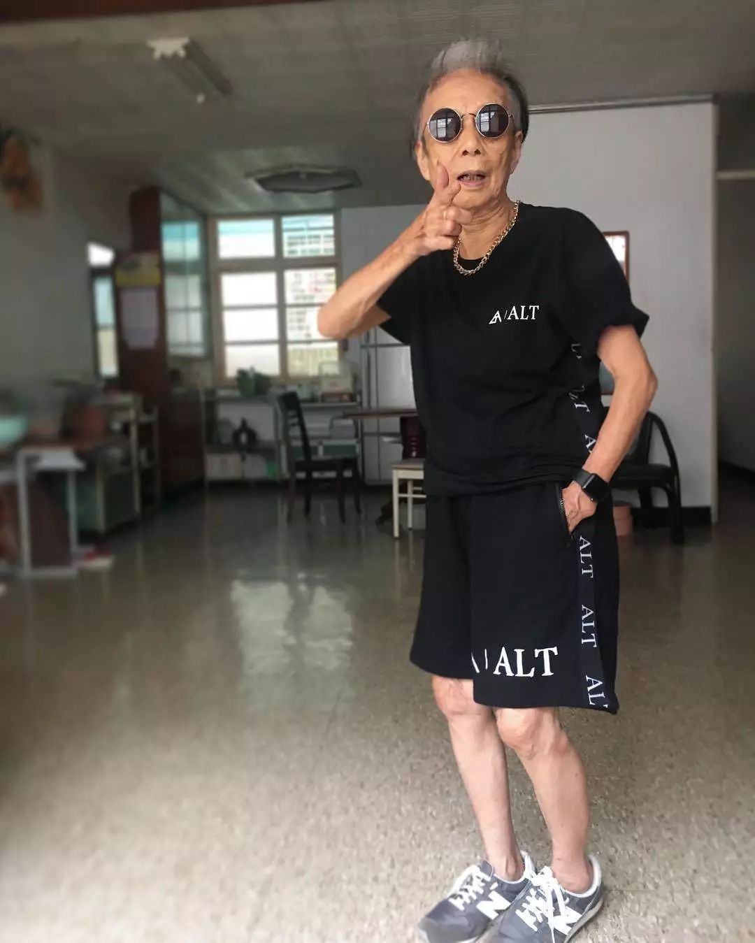 60岁中国旗袍奶奶爆红巴黎！惊艳外国网友：“原来老去也可以这么优雅！”