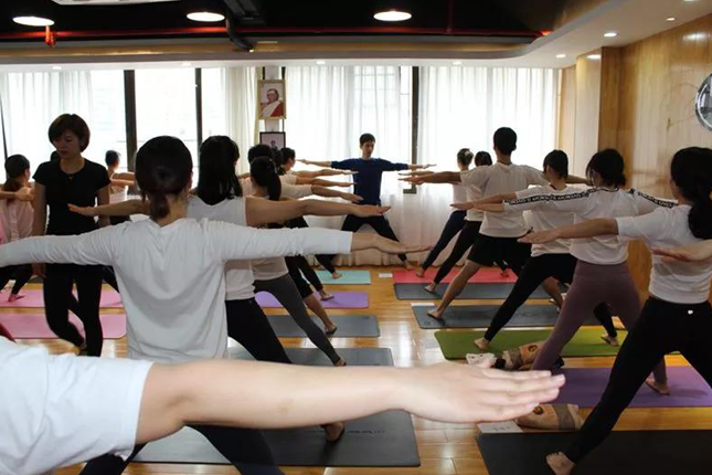 雷竞技RAYBET在深圳当瑜伽教练收入如何？(图1)