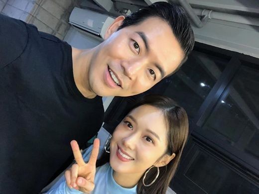 原创张娜拉李尚允亲密合照配一脸新剧两人变情侣上演超甜办公室恋情
