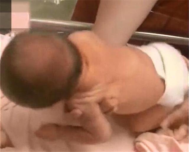                     新生儿听到妈妈的声音后，竟然抬起来对妈妈笑，医生称没见过