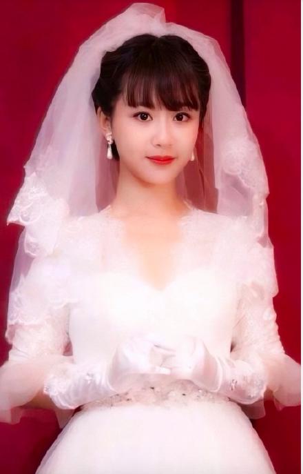 90后女星穿婚纱照的样子:杨紫甜甜的,陈都灵真