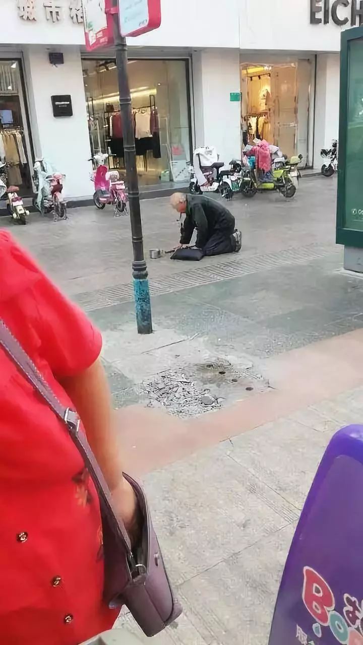 步行街神奇一幕,瘫痪乞丐被拍照"治愈"