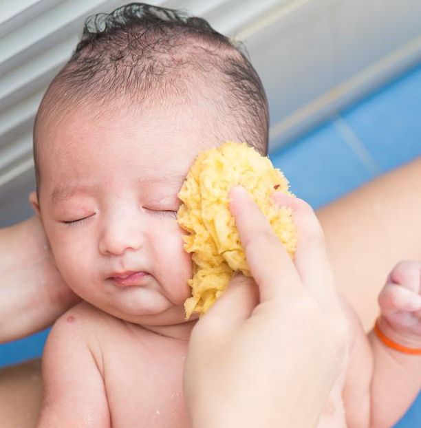                     原创            眼屎黏着眼皮睁不开，宝宝难受，妈妈着急！正确护理方法很重要