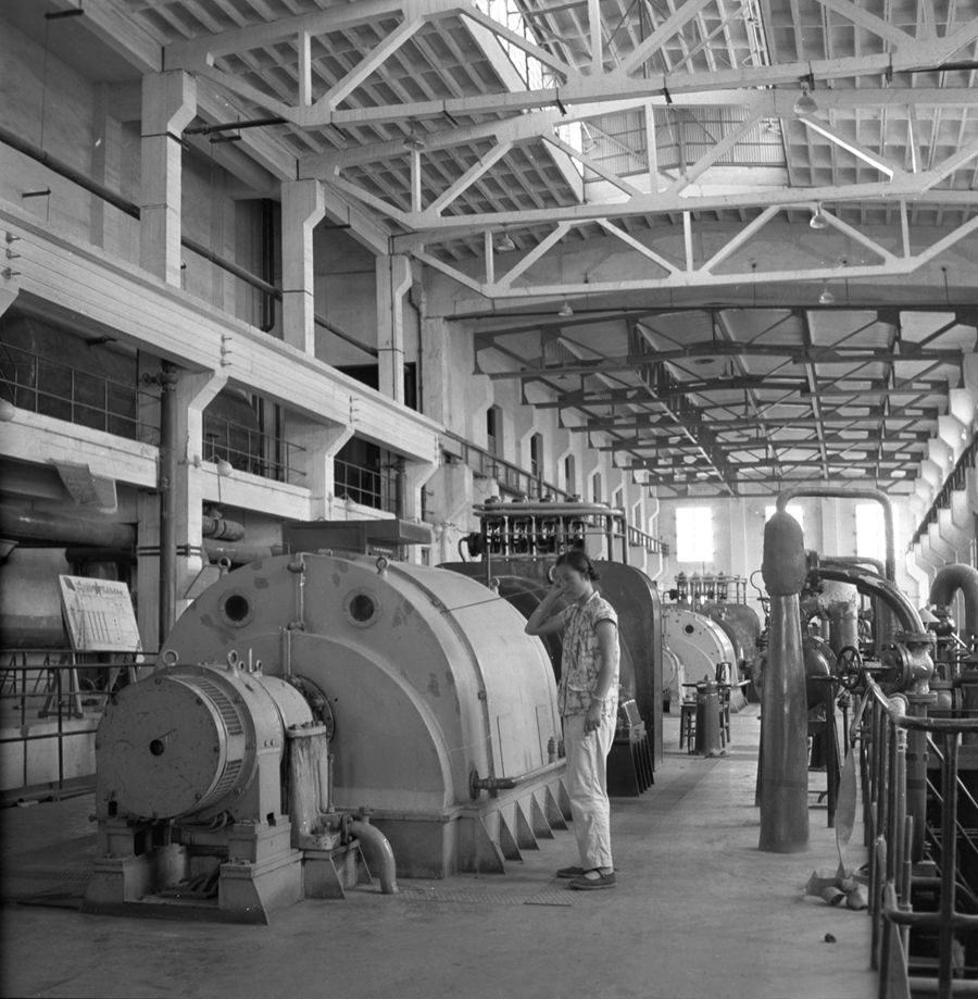 上世纪70年代的淮南电厂燃煤发电机组. (资料图片)