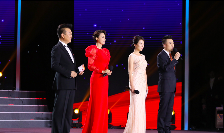 40岁的央视主持人张磊最近的一张照片展示了一件优雅的红色礼服.