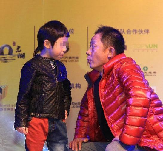 53岁的王志文有个11岁大的儿子老来得子非常宠儿子让儿子站c位