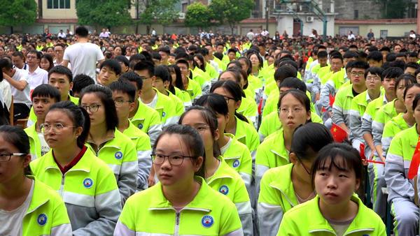 9日,在第三十五个教师节来临之际,仪陇县复兴中学全体教师列队国旗下