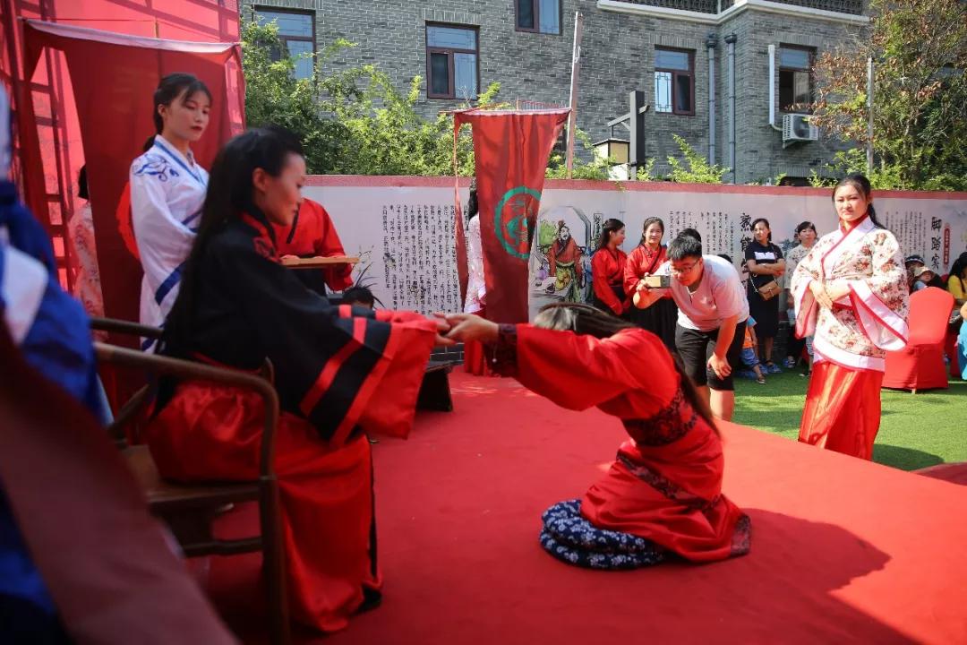 山东聊城:东昌府自然教育幼稚园举行传统拜师礼