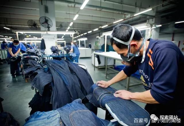 图为工厂内工人们正在忙着裁剪牛仔裤,他们是两班倒的,白天休息,晚上