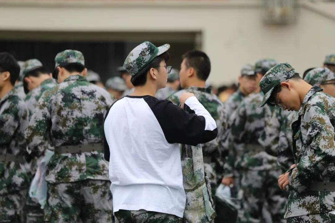 "听说军训和阴天最配了",就有老生不服气了~ 当萌新都在求雨的时候,学