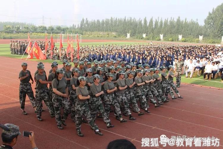 潍坊行知学校隆重举行2019级新生军训闭营式,开学典礼暨教师节表彰