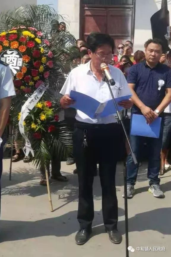 全场庄严肃穆,与会人员面色凝重向贾灿业同志默哀3分钟.