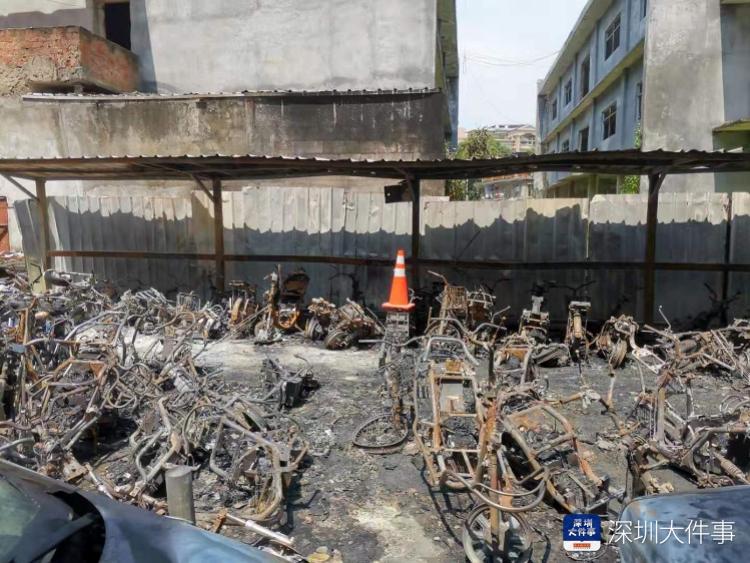 深圳一小区室外单车停放点起火，烧毁68辆电单车，火因正在调查