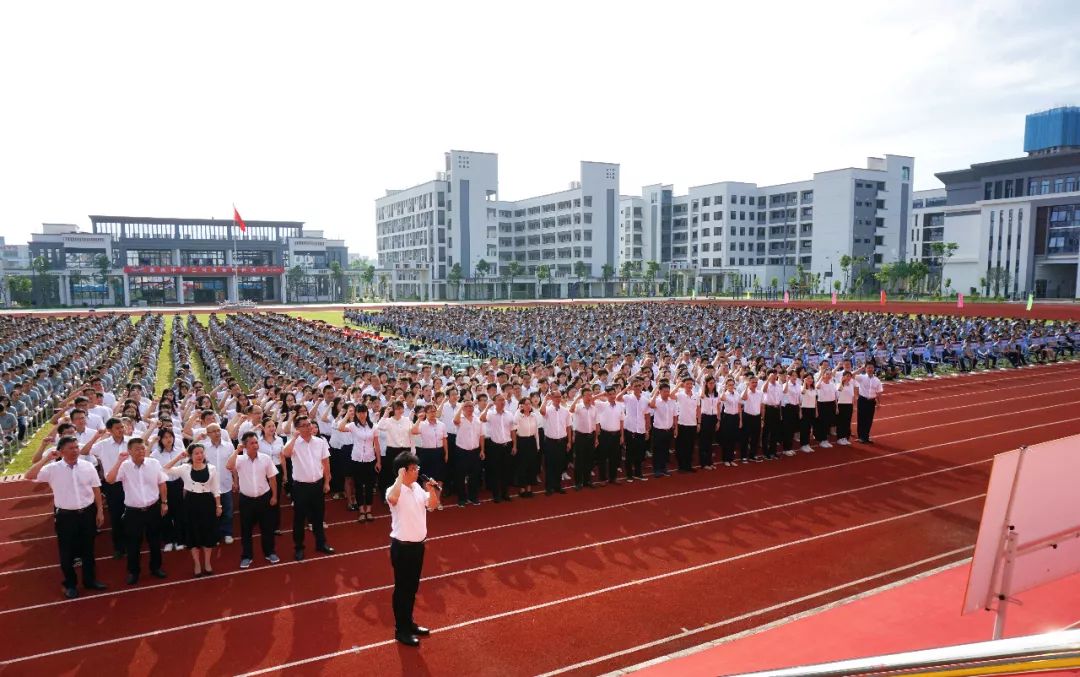 惠州中学举行庆祝2019年教师节暨表彰大会_黄津海