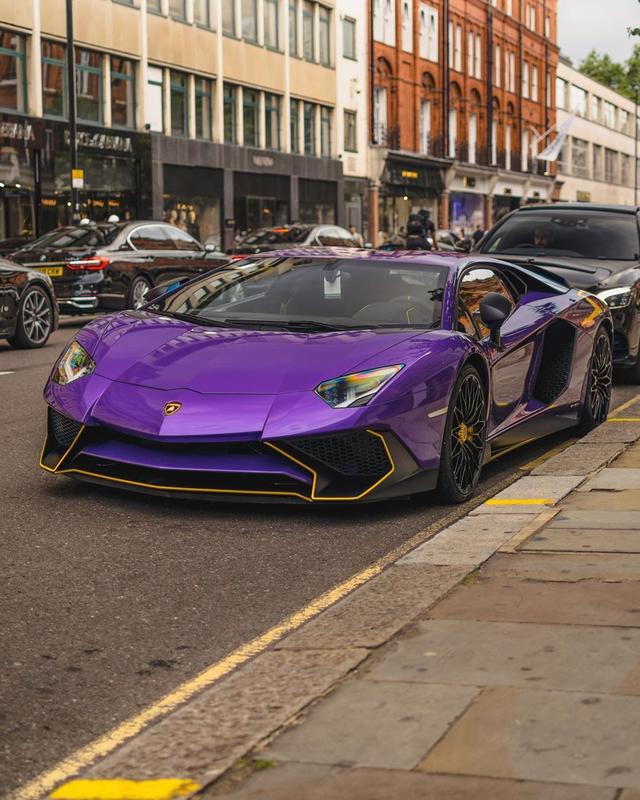 兰博基尼aventador sv,紫色的外观,停在街边