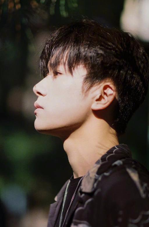 男星喉结杀:李现性感刘昊然骨感,王一博不看脸还以为是女孩子
