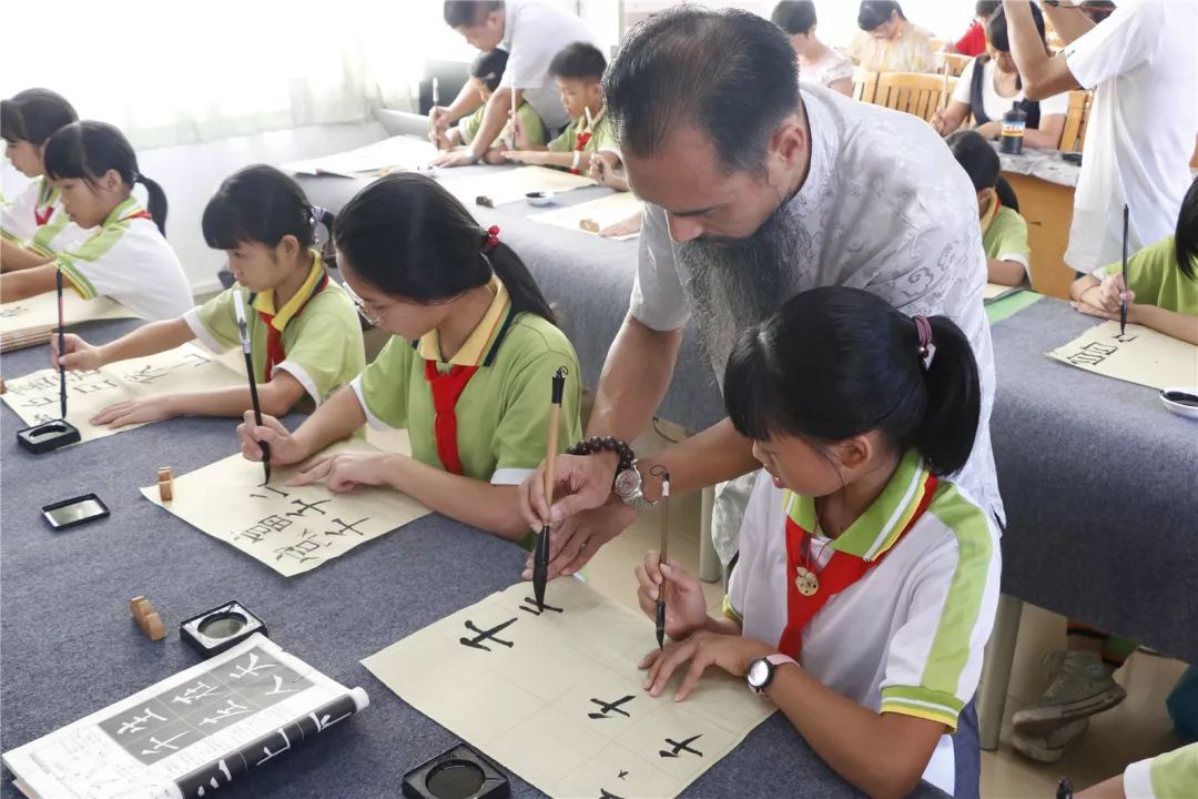书法进校园丹青溢彩沁人心