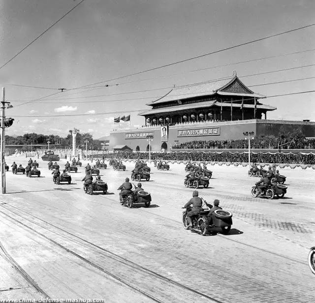 1952年3周年阅兵展现了武器力量的全民性,公安部队与少数民族首次参与