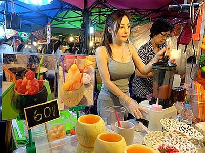 夜市卖内衣_夜市摆摊卖衣服图片