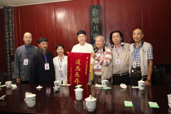 四川省道协唐诚青会长,张明心副会长对这次文化交流团的拜访,表示热烈