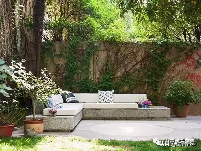 花池的造型各有千秋, 材料也是多样化 有水泥砌成的, 有防腐木做的花