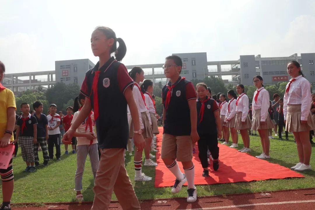 社会尊师重教教师回报社会记凤翔实验学校庆祝第35个教师节暨成依爱心