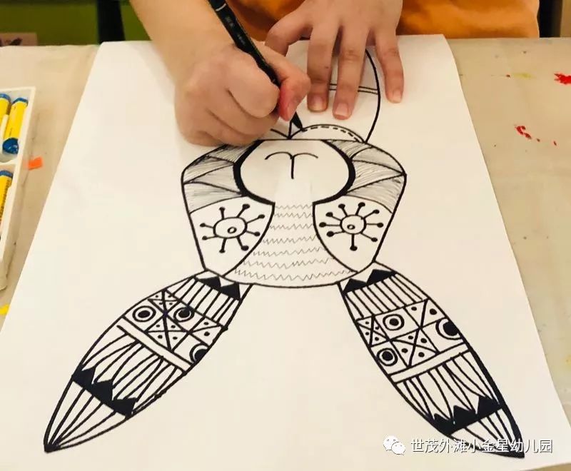 线描画主要是以线条为主,并加以点,线,面的组合完成的,它能提高孩子