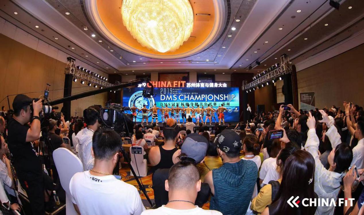 本次大举办了dms冠军杯健身健美公开赛苏州站.羽毛球pvc地胶图片