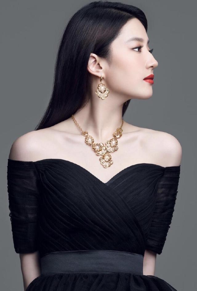 精致的女人最美丽,刘亦菲的时尚穿搭,珠宝首饰也有亮点