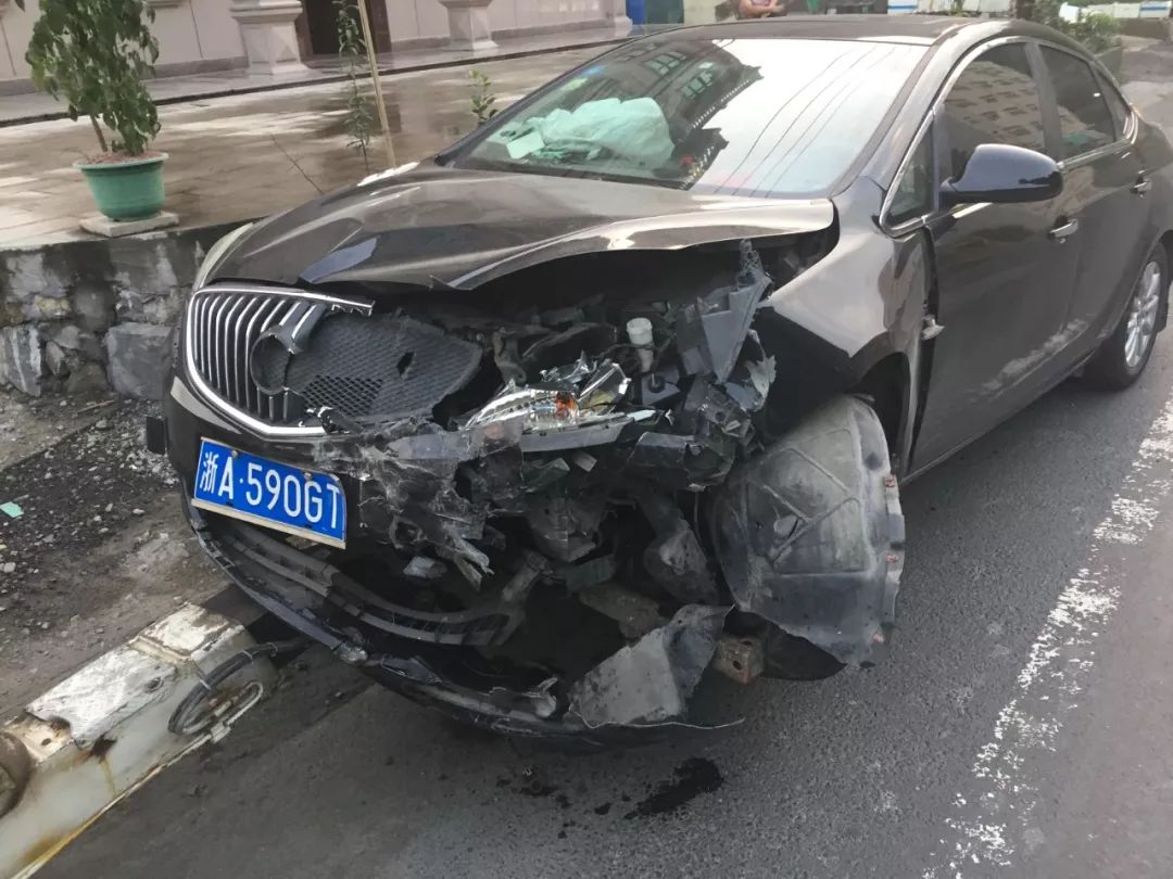 桥头两小车正面相撞,两车头开花!