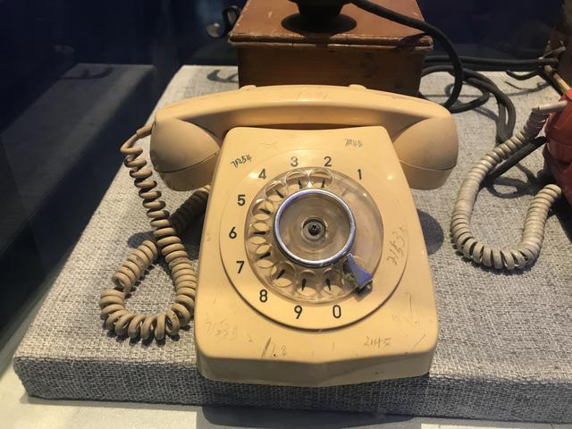 上世纪90年代初出现了按键式电话机 1993年上半年 新疆城市电话普及率