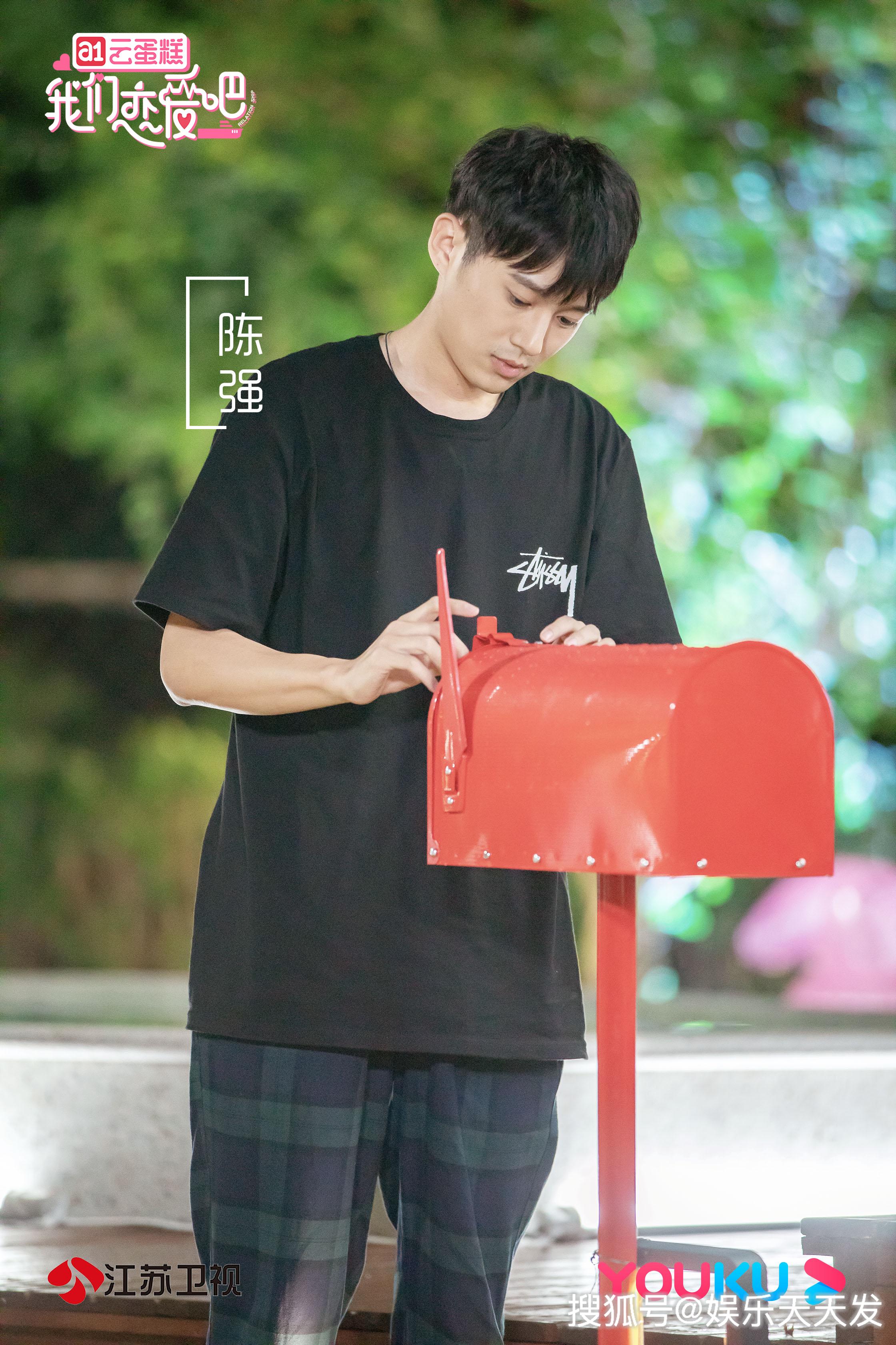 《我们恋爱吧》首播虐心 孟非朱正廷金句不断