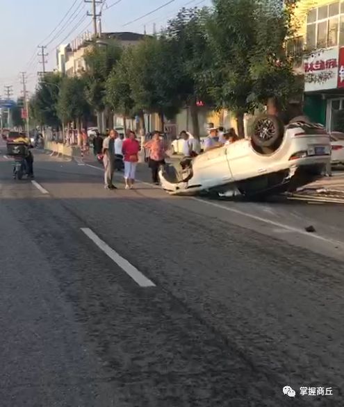 商丘凯旋路发生车祸,一轿车翻车!连轮都撞掉了!