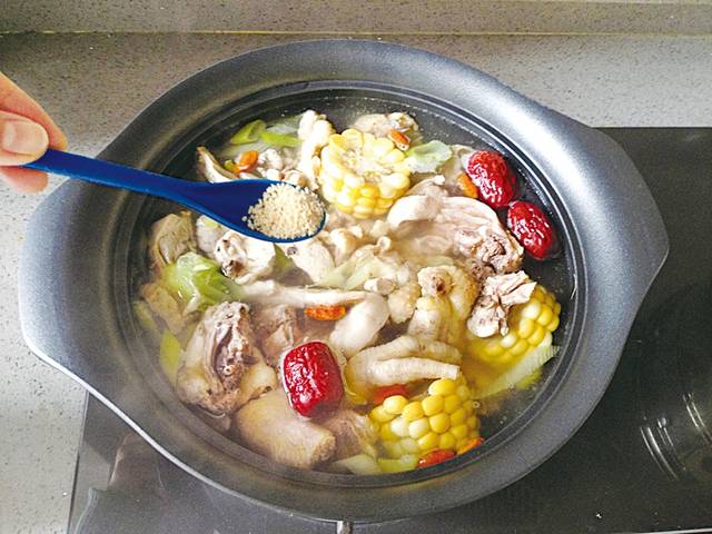 这道鸡汤火锅,用广州清远鸡最好不过了,清甜可口,滋润