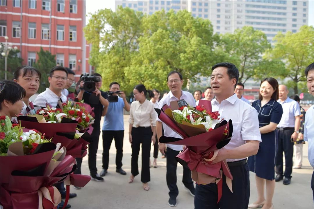 太和县县委书记杨波等领导一行莅临太和一中慰问教师