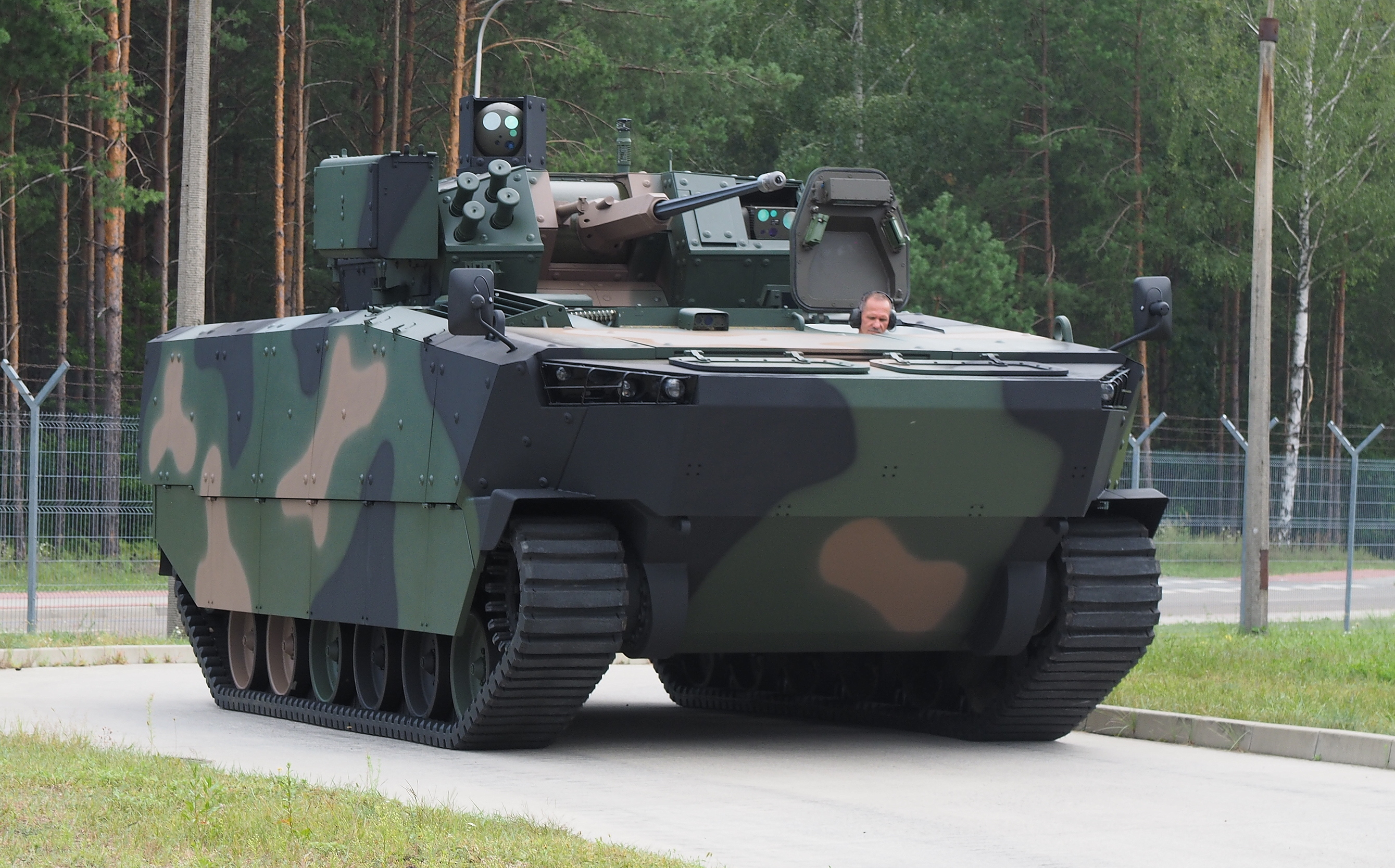 原创波兰国产步兵战车即将服役重装甲强火力将大规模列装能否延续翼