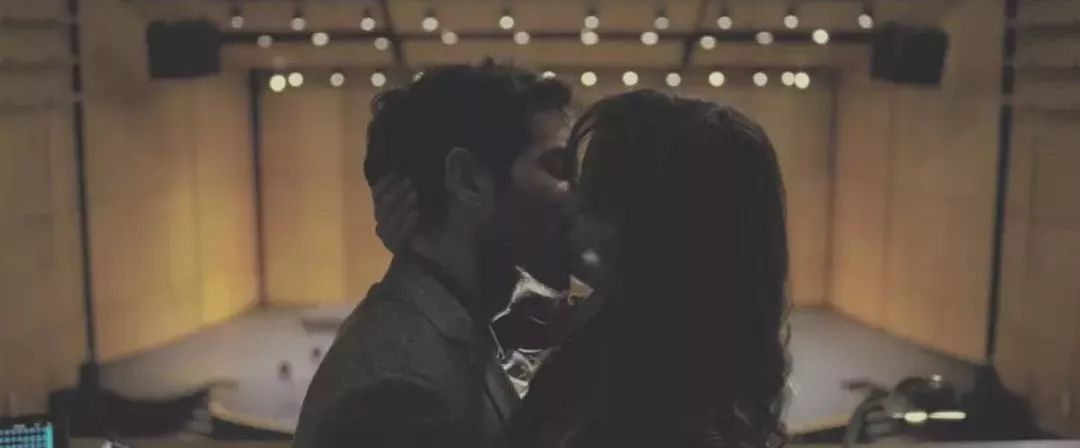 这部充满「肉欲」的悬疑电影,处处反转出人意料