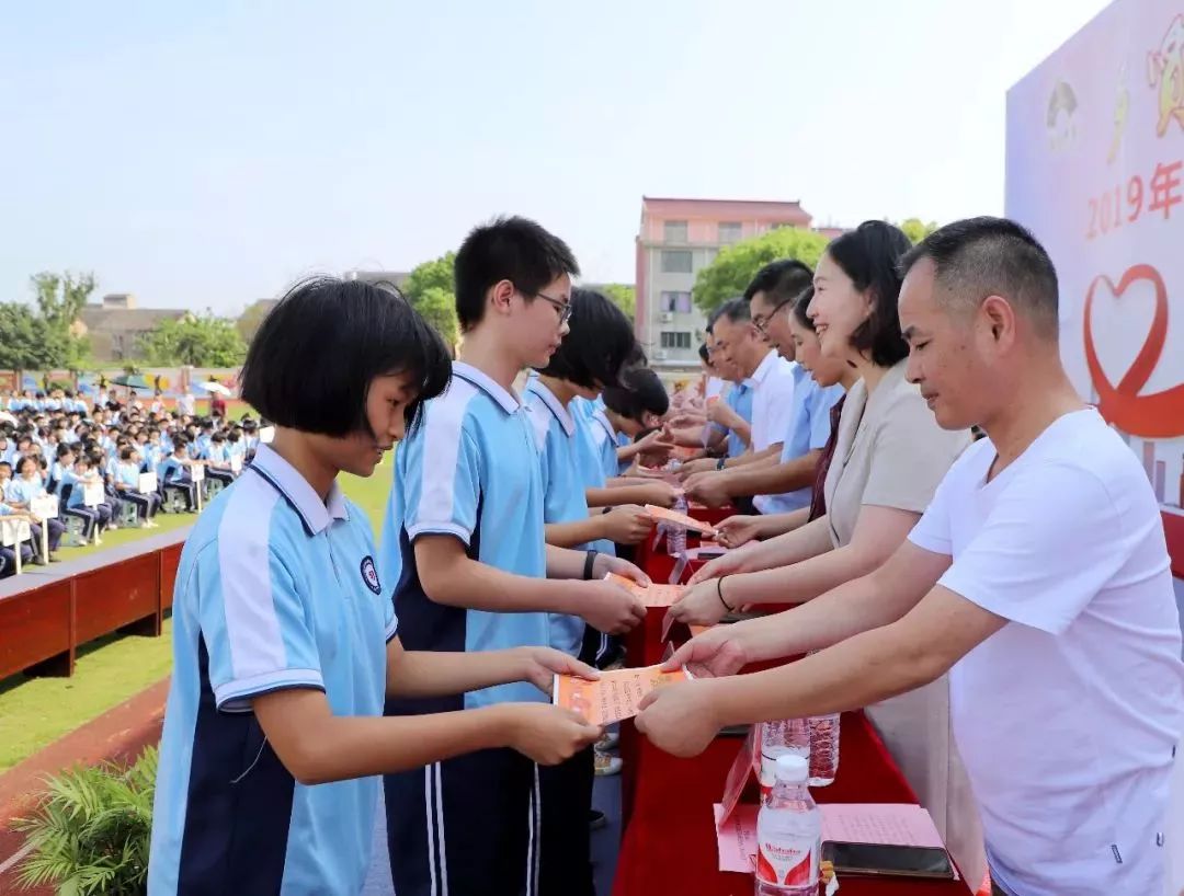 给力!三甲街道乡贤会奖学金颁发仪式在三甲中学顺利举行