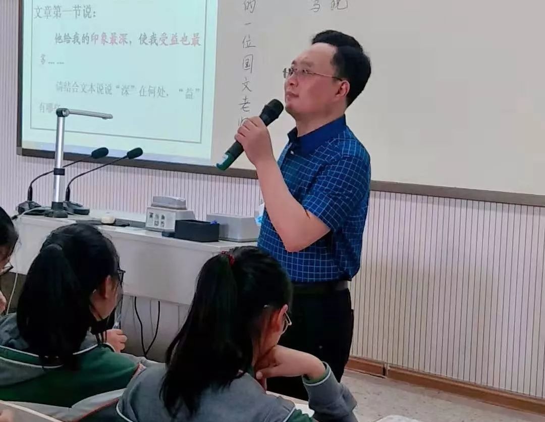 下午,全国模范教师,盐城中学语文高级教师顾向阳在给高三学生点评作文