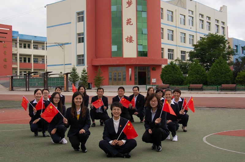 人民网银川9月10日电(宽容)9月9日,在宁夏西吉县第一小学里"国旗在我