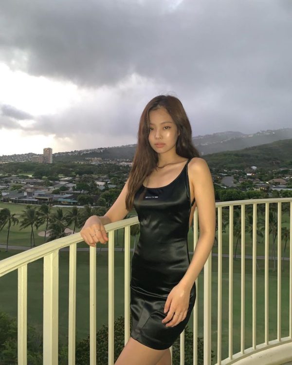 jennie穿着细格纹衬衫配上最近超火的骑行裤, 即使身高并没有170也