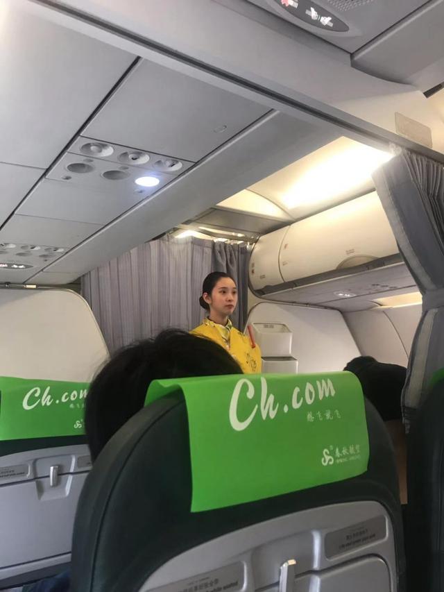 上了飞机以后,春秋航空的空姐也比较主动关心人,主动问了一下我们是否