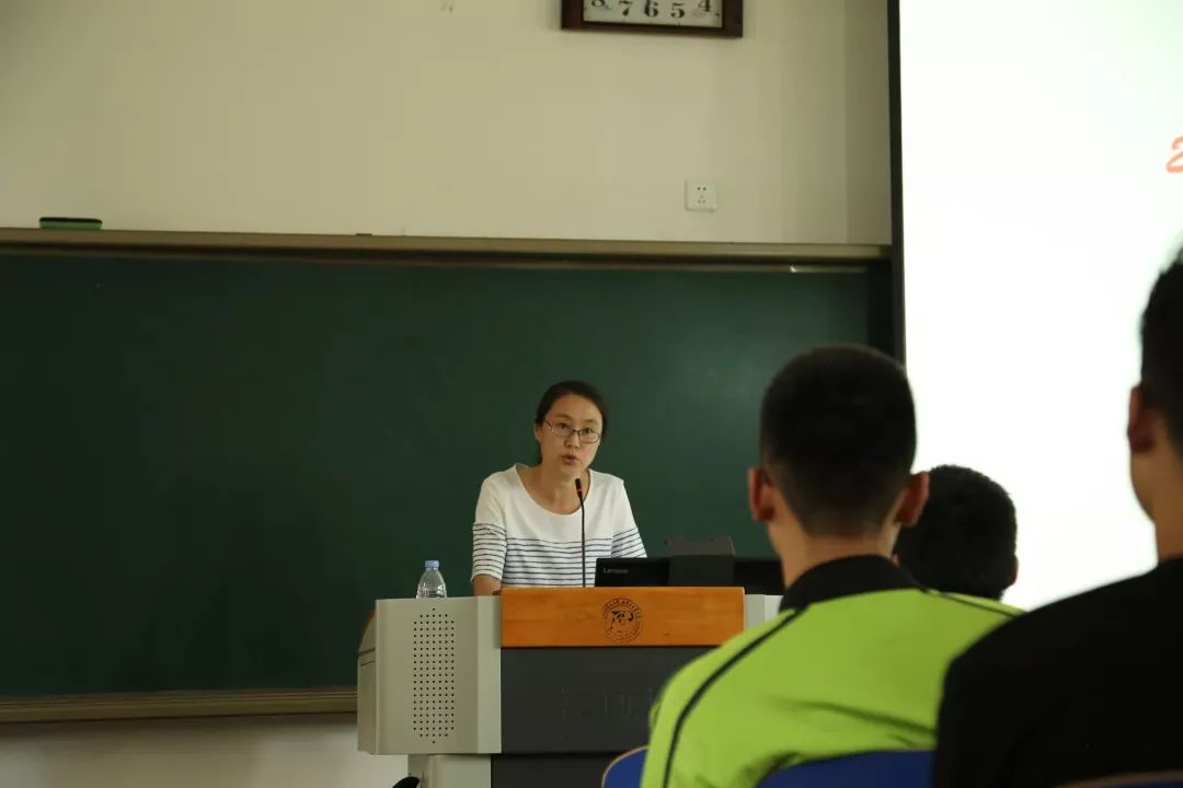 首先,教务中心杨华老师就大学生教务系统中涉及选课,考试,评教等具体