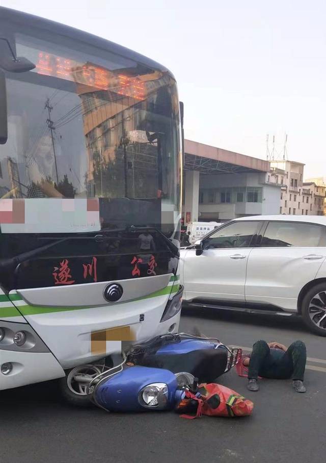 吉安一妇女骑车被公交车撞倒,致头部受伤