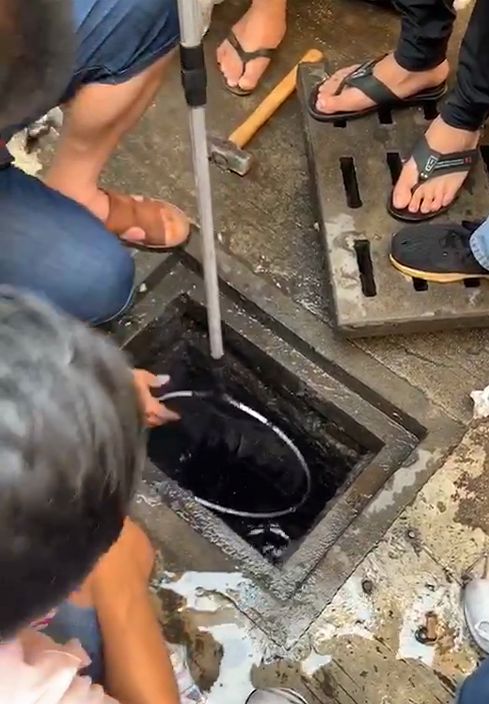 揭阳一男子身体倒挂钻排污井,疑是为了捞玉
