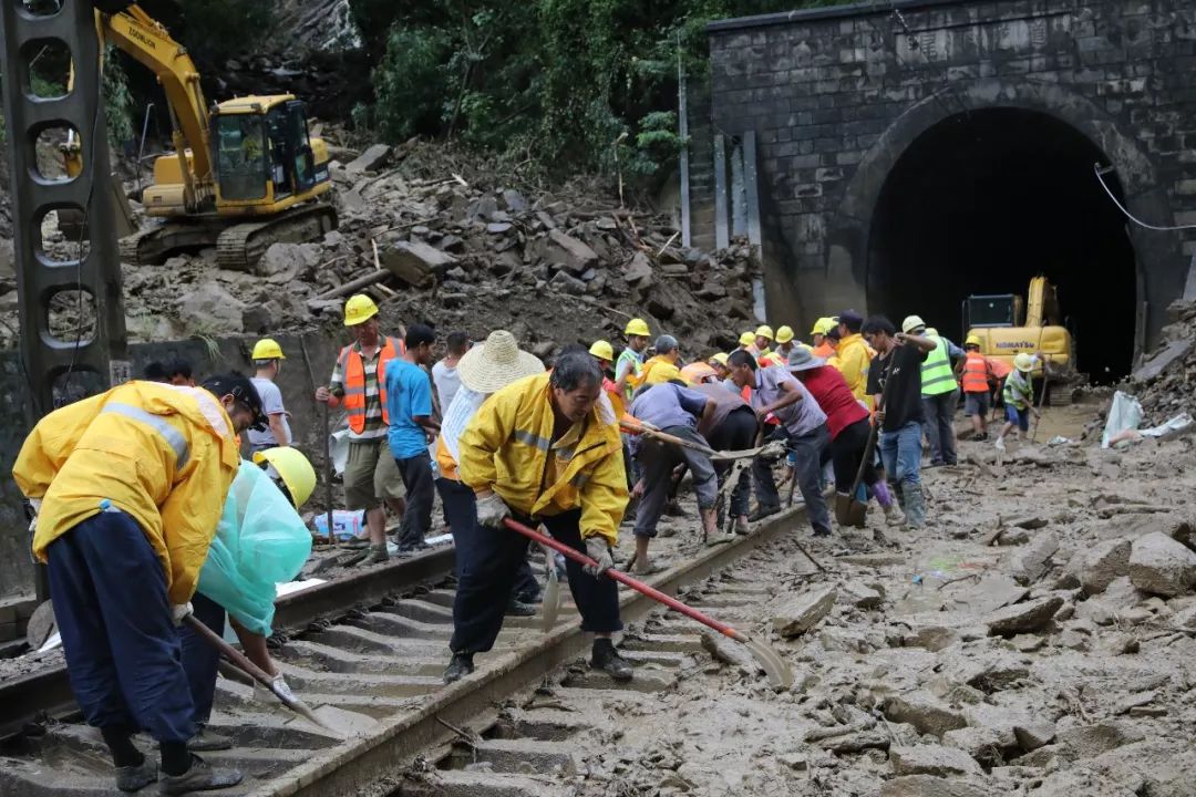 众志成城南昆线k391处发生惊险一幕600余人连夜出动